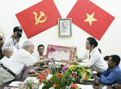 พบปะกับพลเมืองลาวที่เคยปกป้องและให้ความช่วยเหลือทหารอาสาเวียดนาม